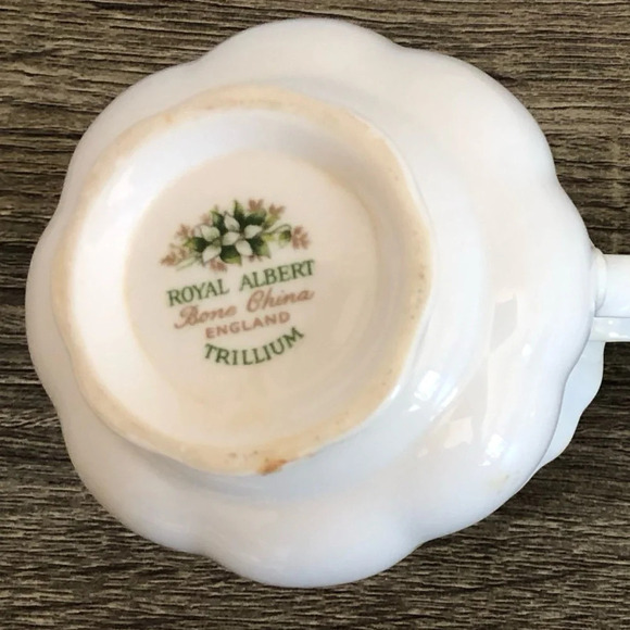 Vtg Royal Albert Trillium Sugar and Creamer - Picture 10 of 11